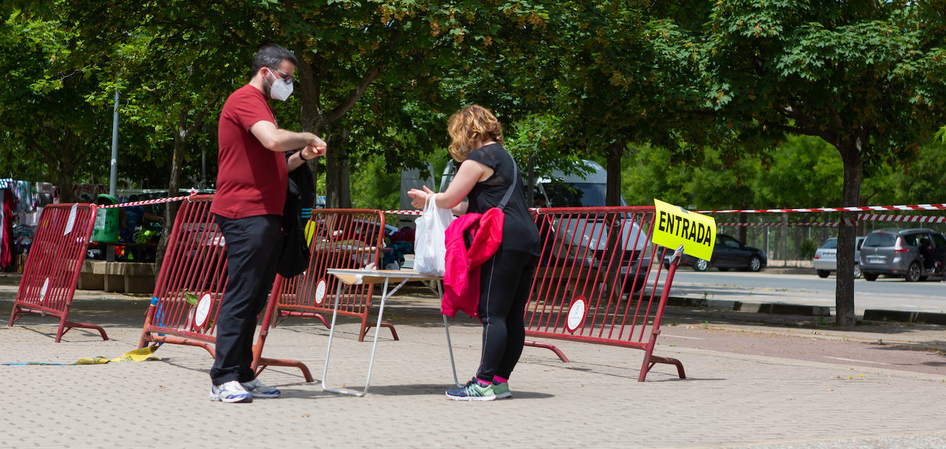 Las medidas de seguridad han sido la principal novedad de la apertura del popular mercado logroñés