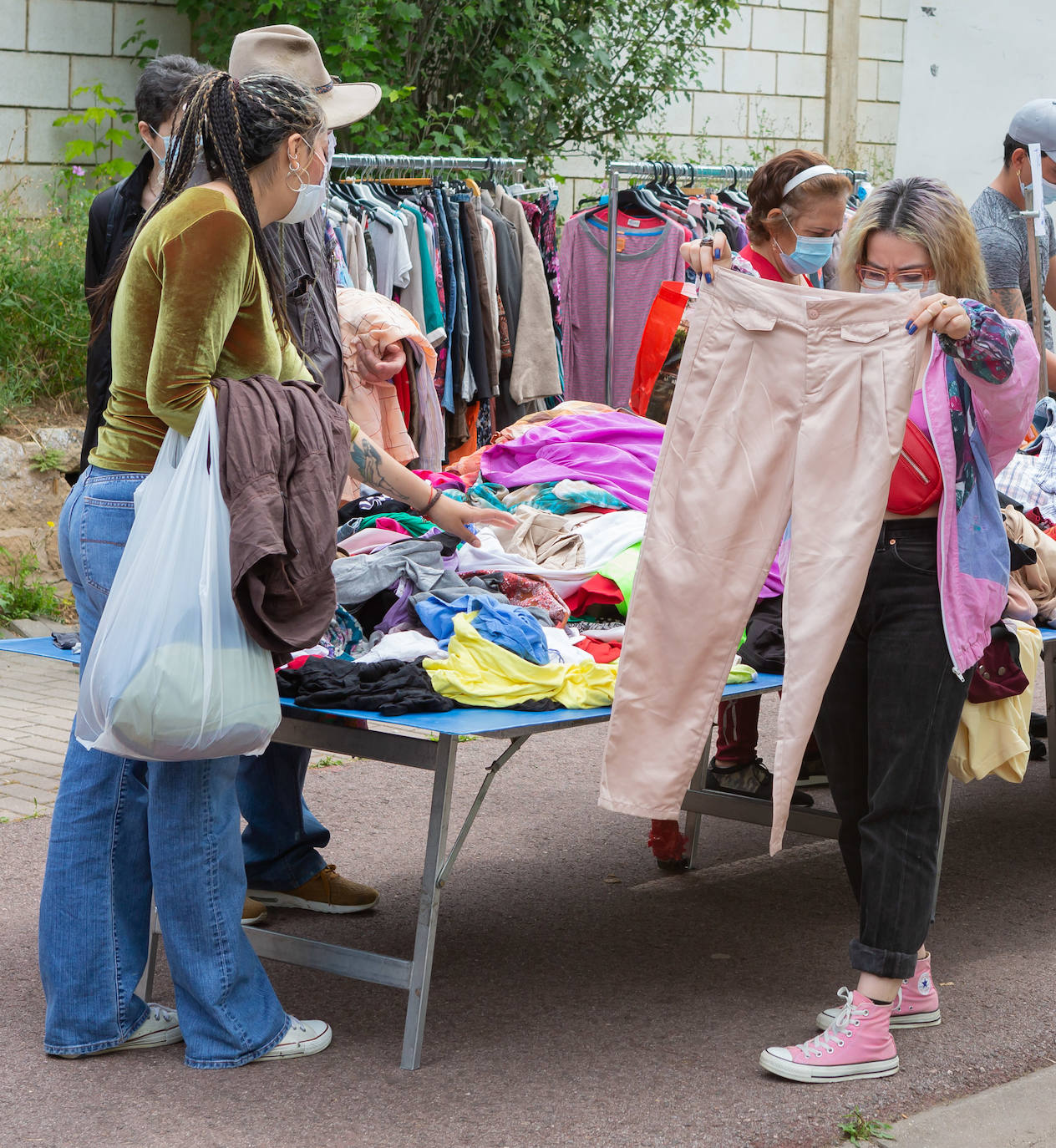 Las medidas de seguridad han sido la principal novedad de la apertura del popular mercado logroñés
