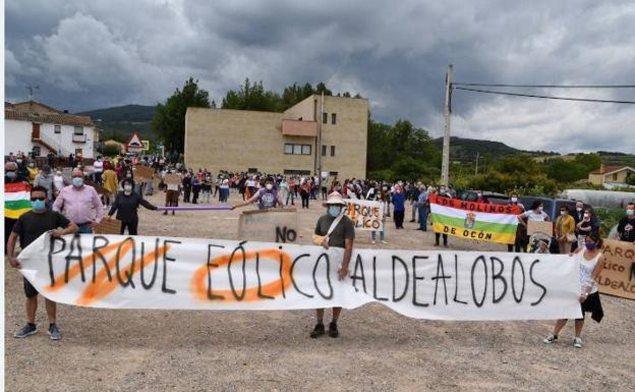 Imagen de la manifestación en contra de la construcción del parque eólico. 