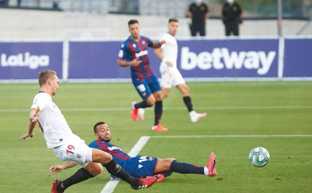 Luuk de Jong remata a portería durante el partido del Sevilla ante el Levante. 