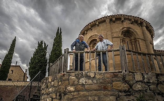 Villaseca. Raúl Cubillas y Luis Mari Valgañón, junto al ábside de la iglesia románica de Villaseca.