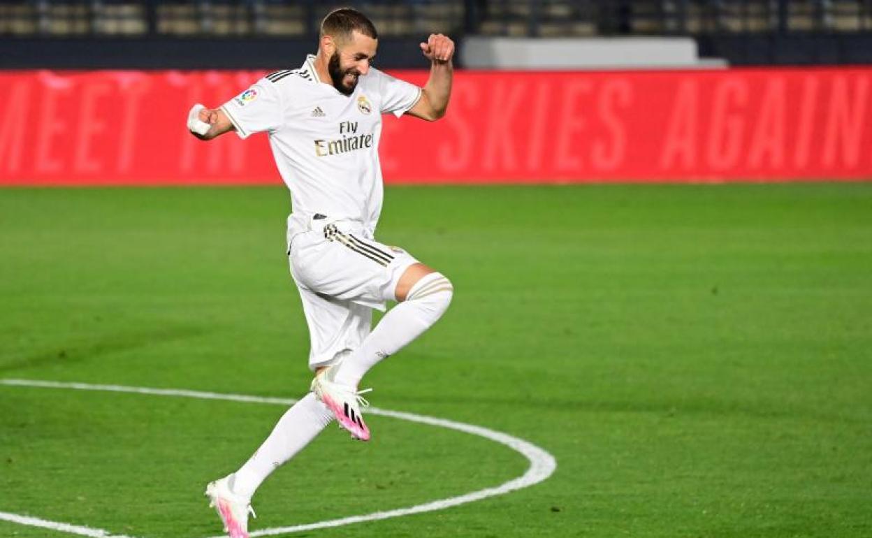 Karim Benzema celebra un gol del Real Madrid al Valencia, el jueves en Valdebebas. 