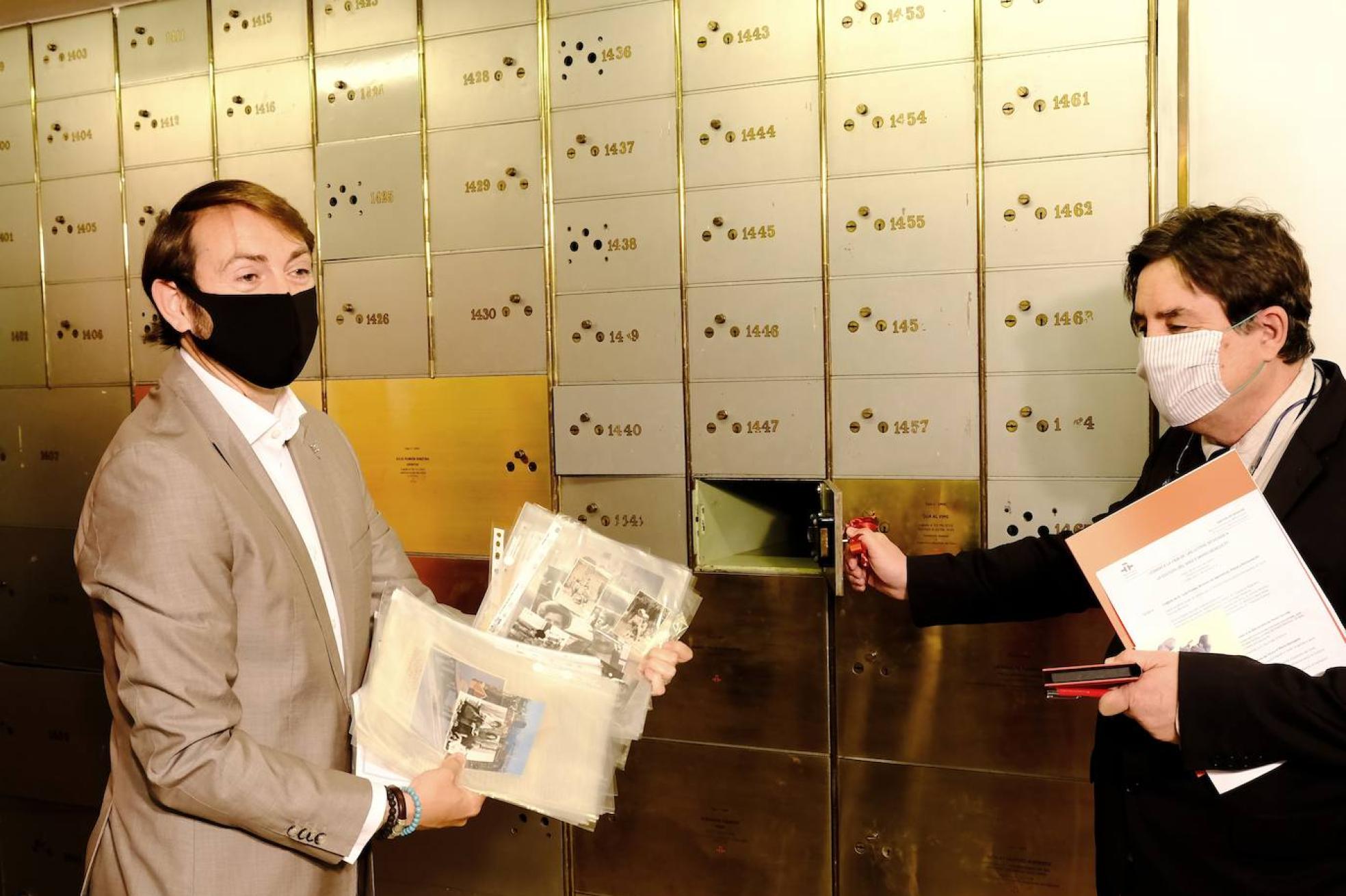 La entrega. Santiago Vivanco y Luis García Montero introducen el preciado legado en una de las cajas de seguridad. 