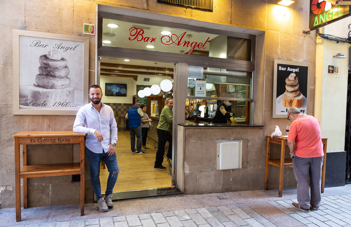 Aún no se escucha el bullicio habitual de un soleado mediodía, pero las calles Laurel y San Juan comienzan a recuperar el pulso. Bares como Achuri, Ángel, Páganos o Bueno... Bueno! ya han subido la verja y la avanzadilla de parroquianos habituales regresa, poco a poco, a sus barras.