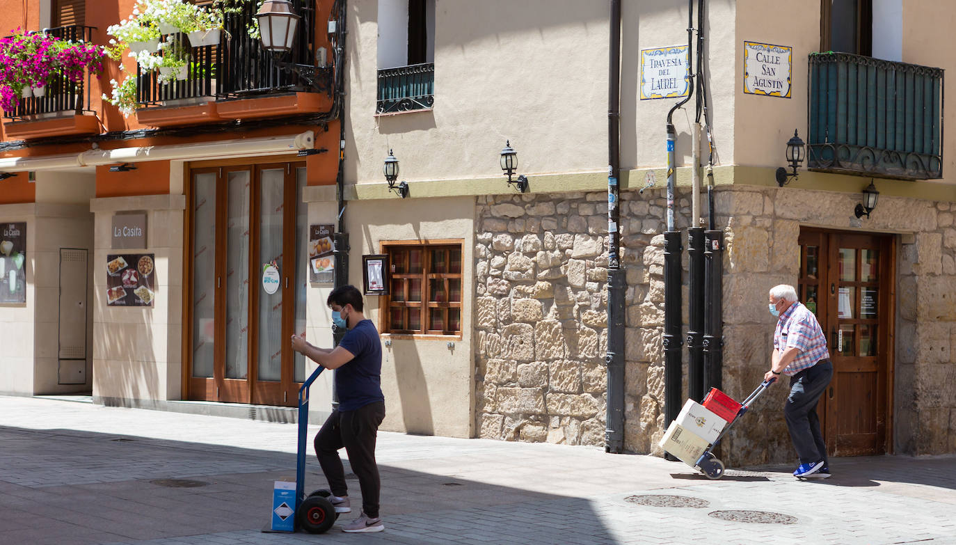 Aún no se escucha el bullicio habitual de un soleado mediodía, pero las calles Laurel y San Juan comienzan a recuperar el pulso. Bares como Achuri, Ángel, Páganos o Bueno... Bueno! ya han subido la verja y la avanzadilla de parroquianos habituales regresa, poco a poco, a sus barras.