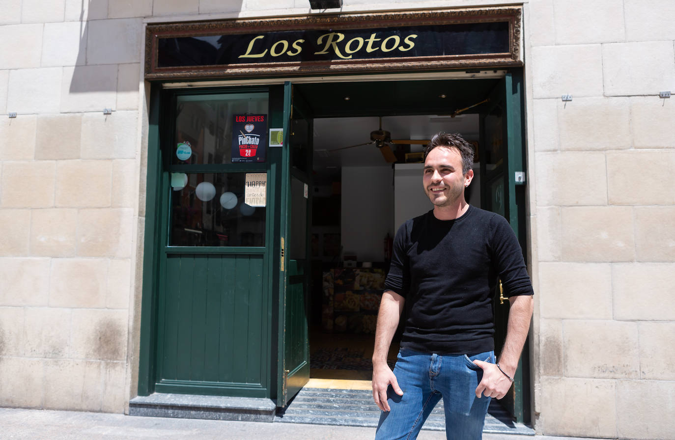 Aún no se escucha el bullicio habitual de un soleado mediodía, pero las calles Laurel y San Juan comienzan a recuperar el pulso. Bares como Achuri, Ángel, Páganos o Bueno... Bueno! ya han subido la verja y la avanzadilla de parroquianos habituales regresa, poco a poco, a sus barras.