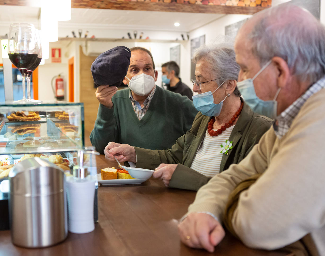 Aún no se escucha el bullicio habitual de un soleado mediodía, pero las calles Laurel y San Juan comienzan a recuperar el pulso. Bares como Achuri, Ángel, Páganos o Bueno... Bueno! ya han subido la verja y la avanzadilla de parroquianos habituales regresa, poco a poco, a sus barras.