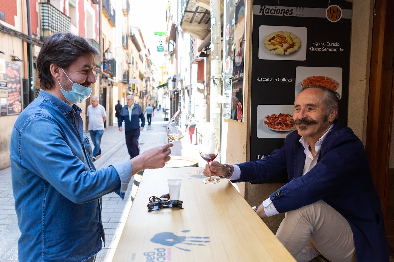 Aún no se escucha el bullicio habitual de un soleado mediodía, pero las calles Laurel y San Juan comienzan a recuperar el pulso. Bares como Achuri, Ángel, Páganos o Bueno... Bueno! ya han subido la verja y la avanzadilla de parroquianos habituales regresa, poco a poco, a sus barras.