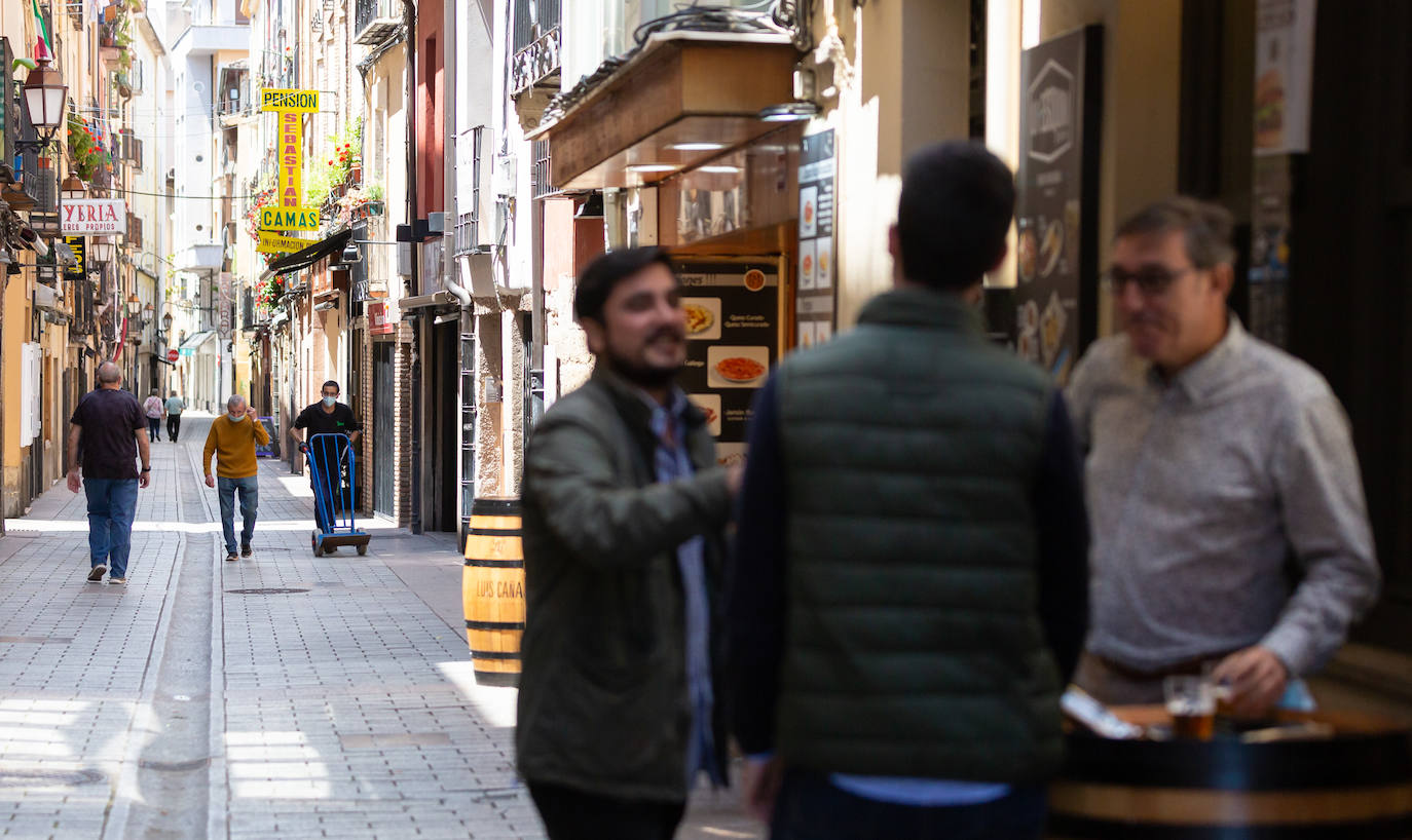 Aún no se escucha el bullicio habitual de un soleado mediodía, pero las calles Laurel y San Juan comienzan a recuperar el pulso. Bares como Achuri, Ángel, Páganos o Bueno... Bueno! ya han subido la verja y la avanzadilla de parroquianos habituales regresa, poco a poco, a sus barras.