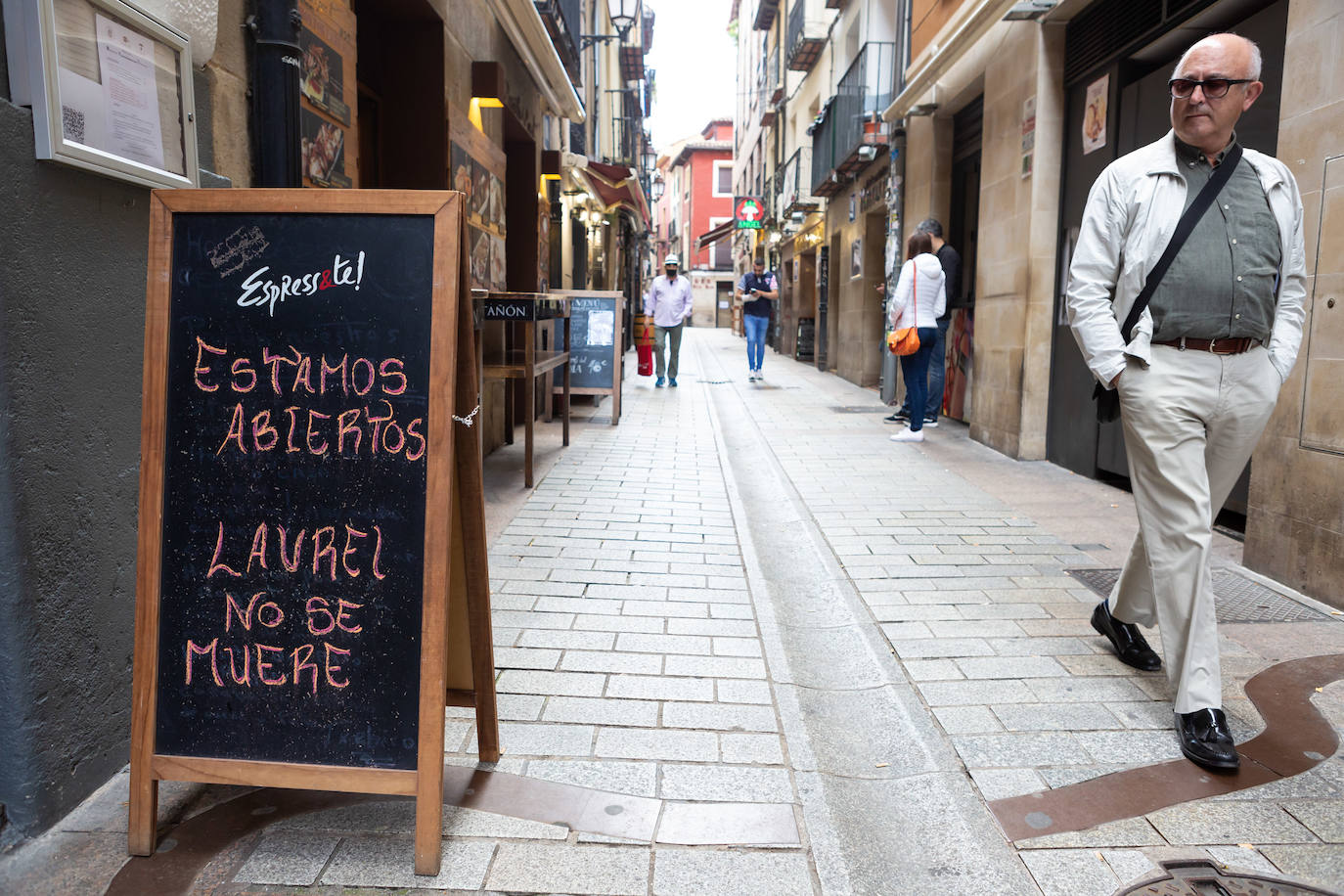 Aún no se escucha el bullicio habitual de un soleado mediodía, pero las calles Laurel y San Juan comienzan a recuperar el pulso. Bares como Achuri, Ángel, Páganos o Bueno... Bueno! ya han subido la verja y la avanzadilla de parroquianos habituales regresa, poco a poco, a sus barras.