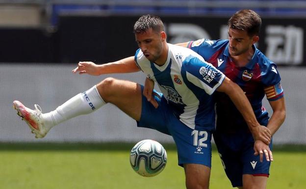 Calleri y Postigo disputan un balón. 