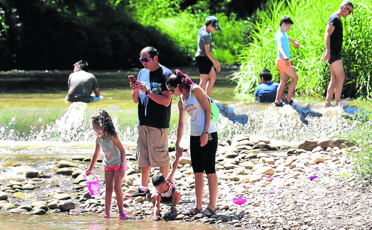 El parque del Iregua se ha convertido en un espacio de recreo y refresco durante los fines de semana. 