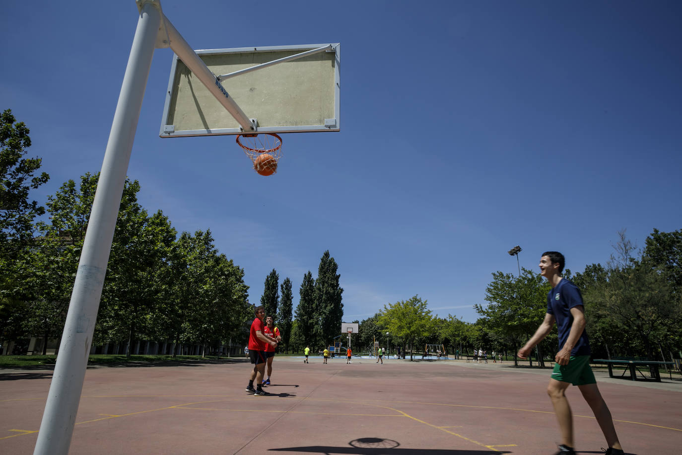 Mascarillas, geles... en las nuevas primeras horas de los juegos infantiles, que se desinfectarán a diario a primera hora de la mañana 