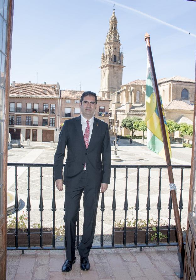 El alcalde, David Mena, ayer en el balcón del edificio consistorial. 