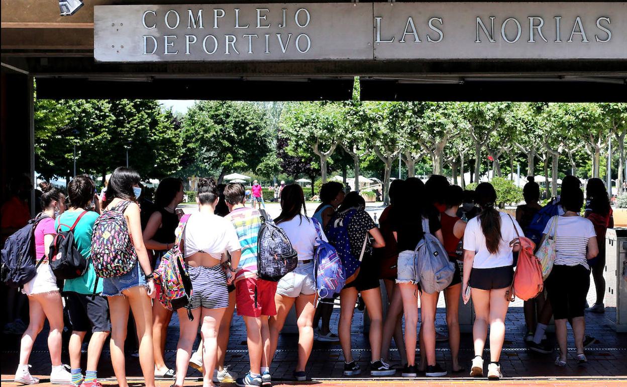 Un grupo de jóvenes entra a Las Norias, este martes