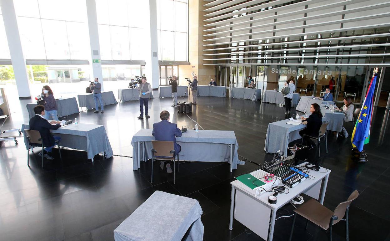 Imagen de archivo de una de las reuniones de la mesa de Reconstrucción. 