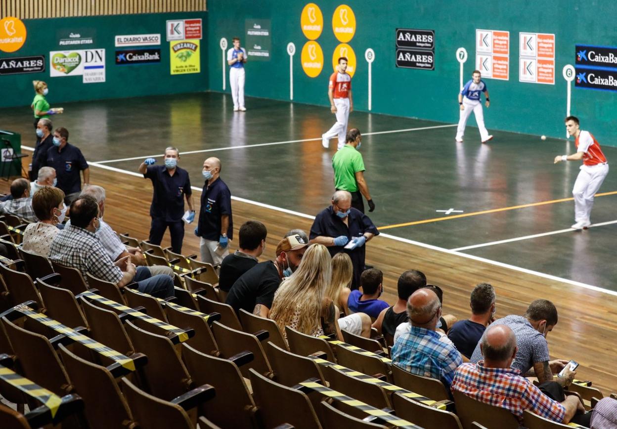 Unos 300 espectadores, corredores... solo faltó disfrutar de la pelota, pero el suelo lo impidió. 