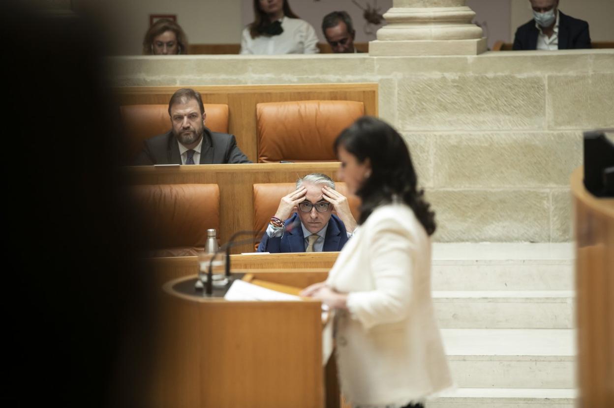 Garrido, portavoz del PP, gesticula desde su escaño mientras sigue la intervención de la presidenta. 