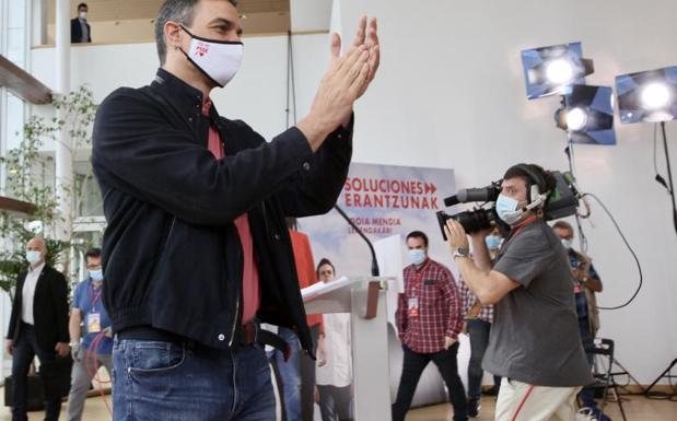 Pedro Sánchez aplaude en un acto electoral celebrado este domingo en San Sebastián. 