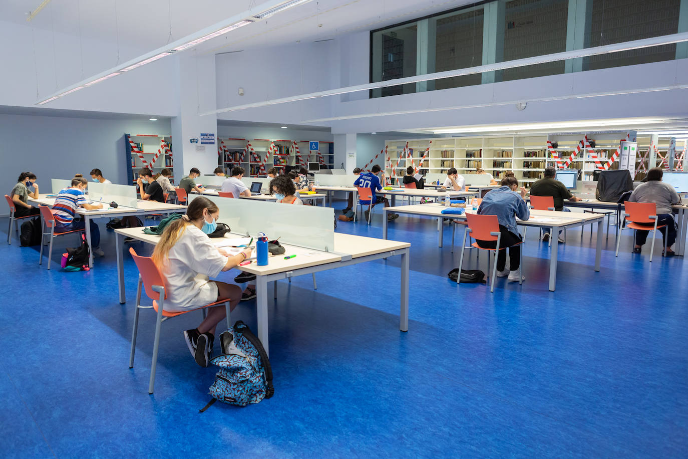 La Biblioteca de La Rioja reabre con un protocolo de sillas marcadas en verde y amarillo para garantizar el uso alterno. La Rafael Azcona se queda sin sitios en víspera de la EBAU. 