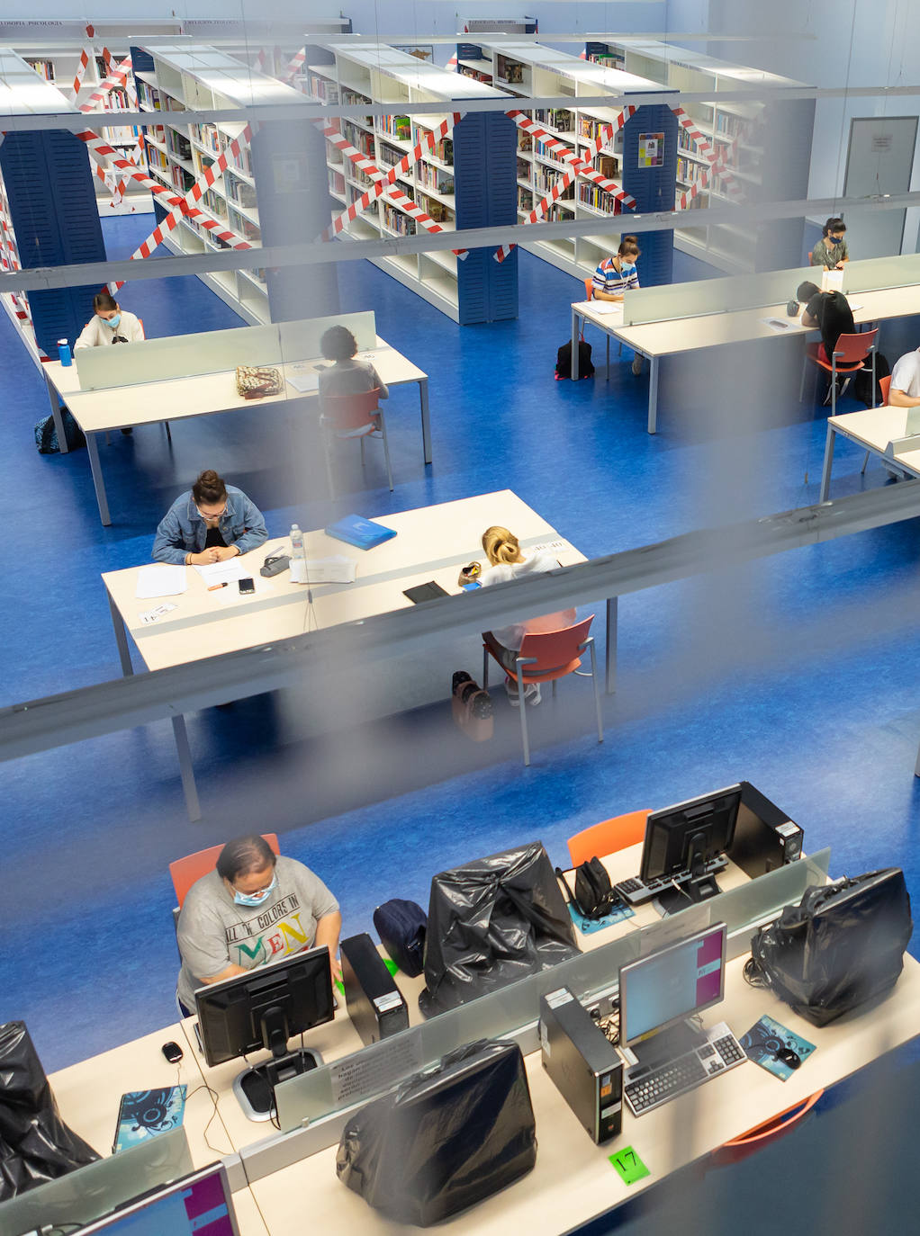 La Biblioteca de La Rioja reabre con un protocolo de sillas marcadas en verde y amarillo para garantizar el uso alterno. La Rafael Azcona se queda sin sitios en víspera de la EBAU. 