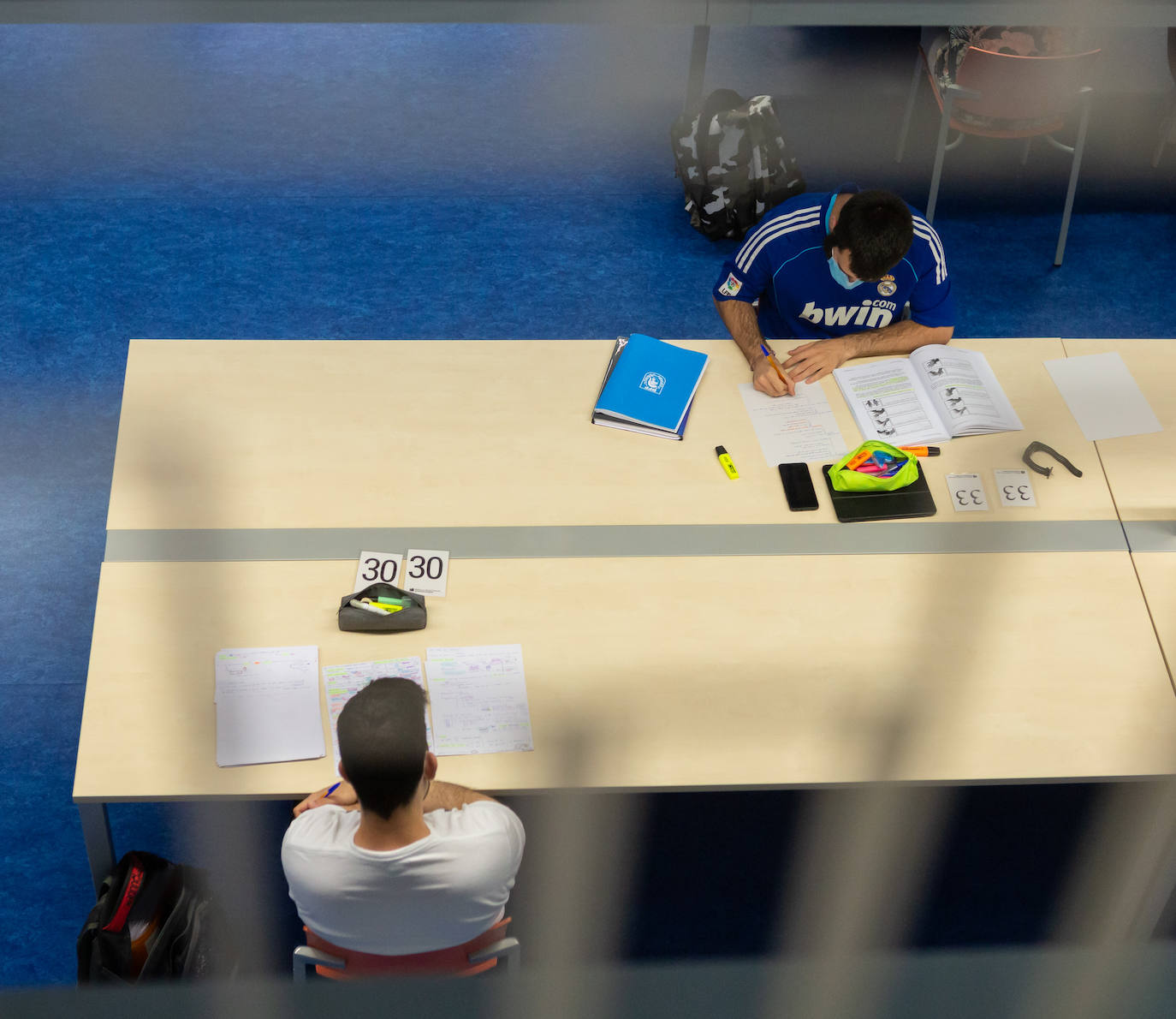 La Biblioteca de La Rioja reabre con un protocolo de sillas marcadas en verde y amarillo para garantizar el uso alterno. La Rafael Azcona se queda sin sitios en víspera de la EBAU. 