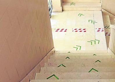 Imagen secundaria 1 - Biblioteca de La Rioja. Sillas y escaleras marcadas, ayer. 