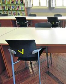 Imagen secundaria 2 - Biblioteca de La Rioja. Sillas y escaleras marcadas, ayer. 