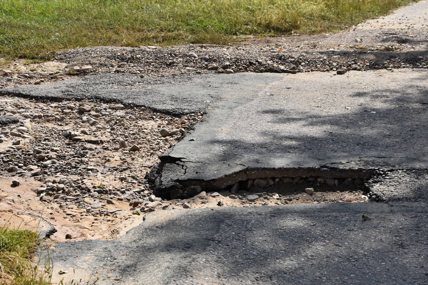 La consejera Eva Hita acudió este lunes a las zonas afectadas para comprobar los destrozos las infraestructuras de Ocón