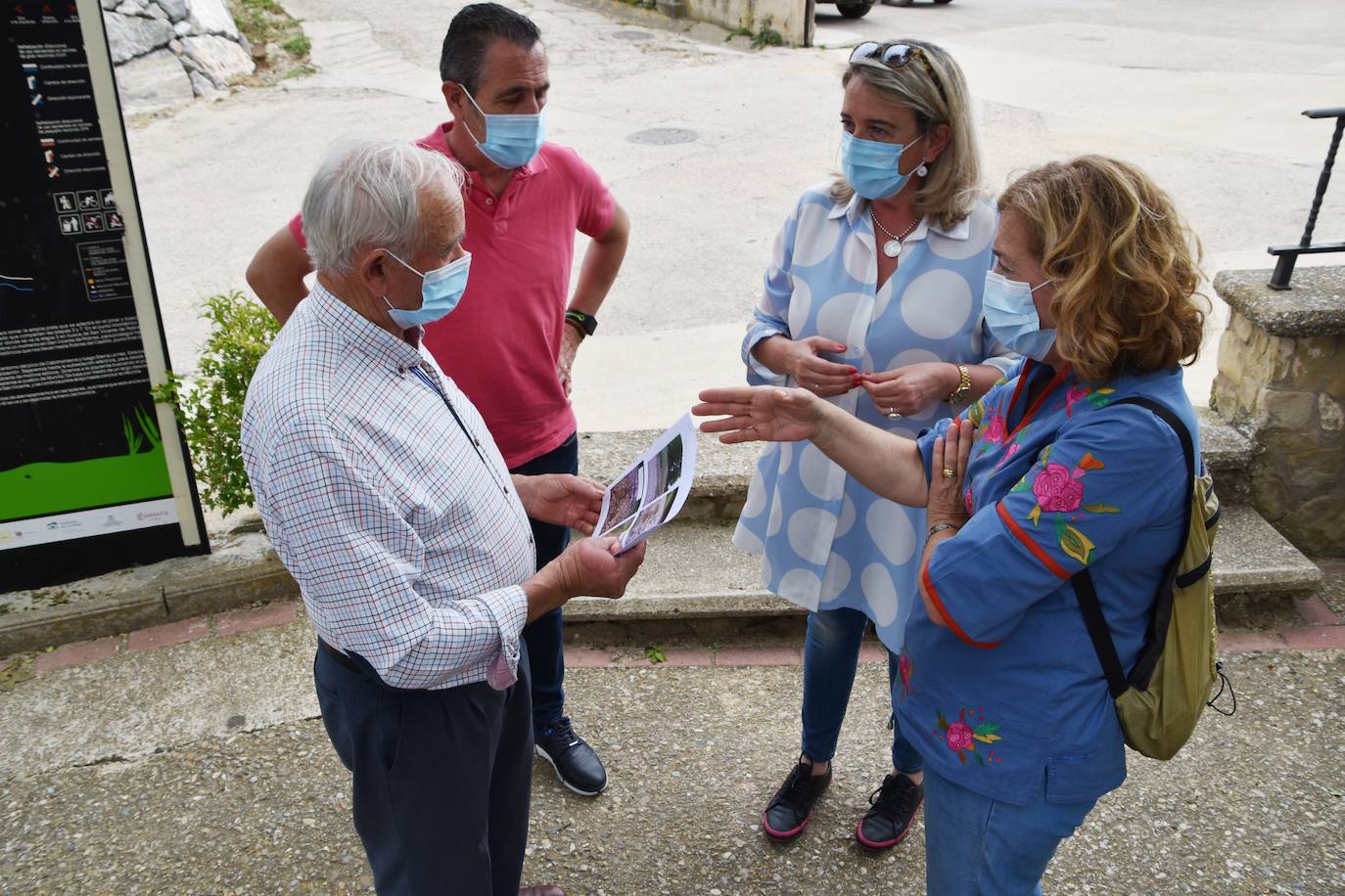 La consejera Eva Hita acudió este lunes a las zonas afectadas para comprobar los destrozos las infraestructuras de Ocón