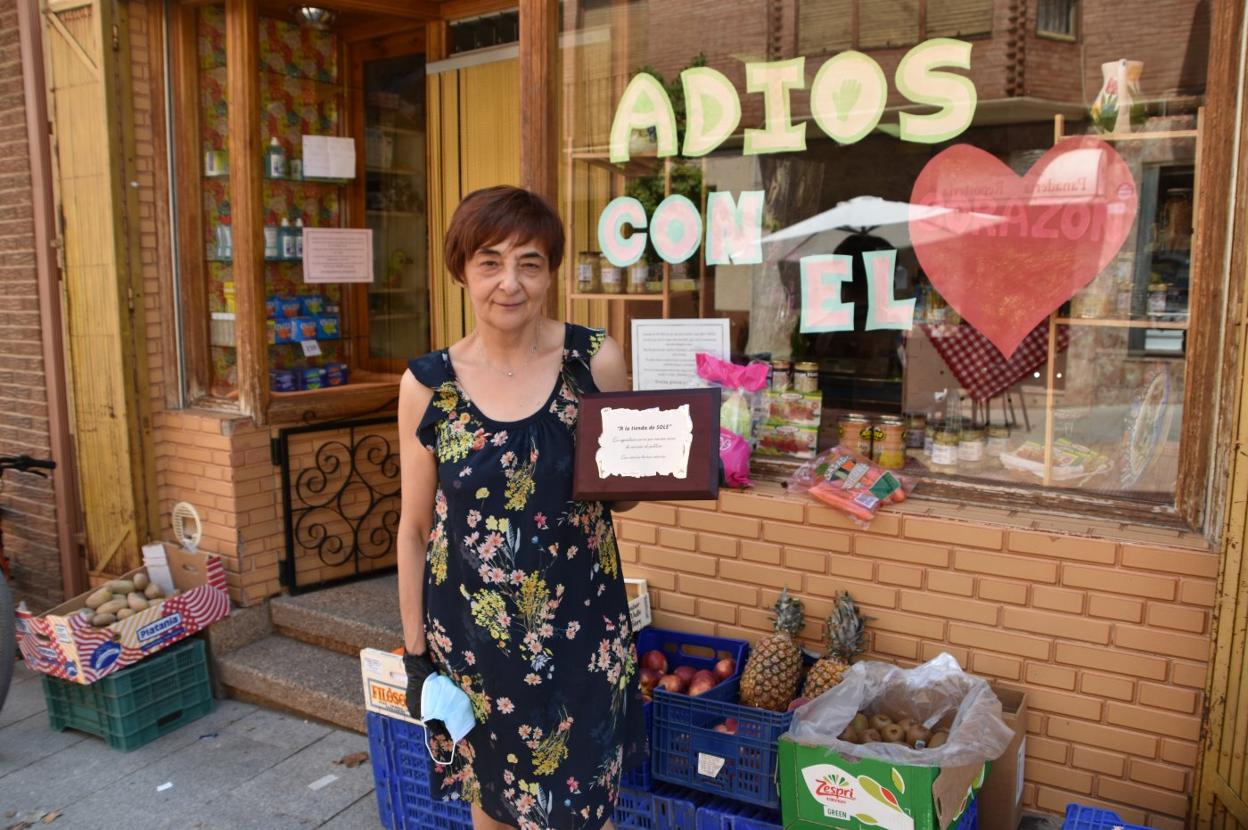 Pili, con la placa de agradecimiento de sus vecinas. 