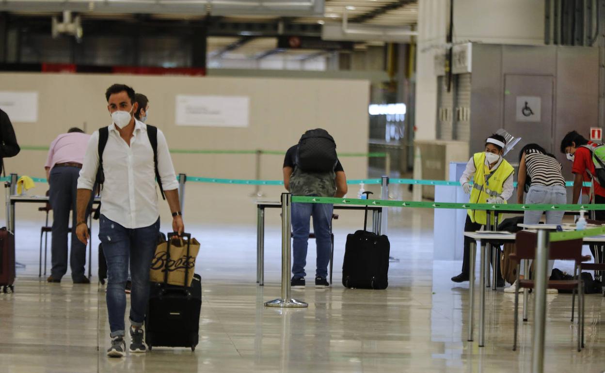 Turistas llegando al aeropueto de Barajas. 