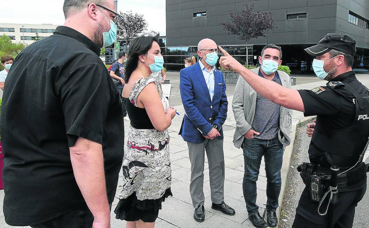 Representantes de las consejerías de Salud y Hacienda y un policía nacional con los letrados del aparcamiento en la tarde de este miércoles.