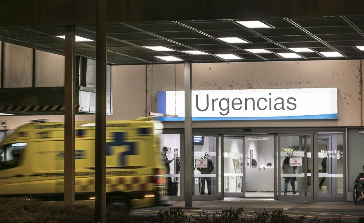 Una ambulancia abandona el acceso principal del servicio de Urgencias del hospital San Pedro. 