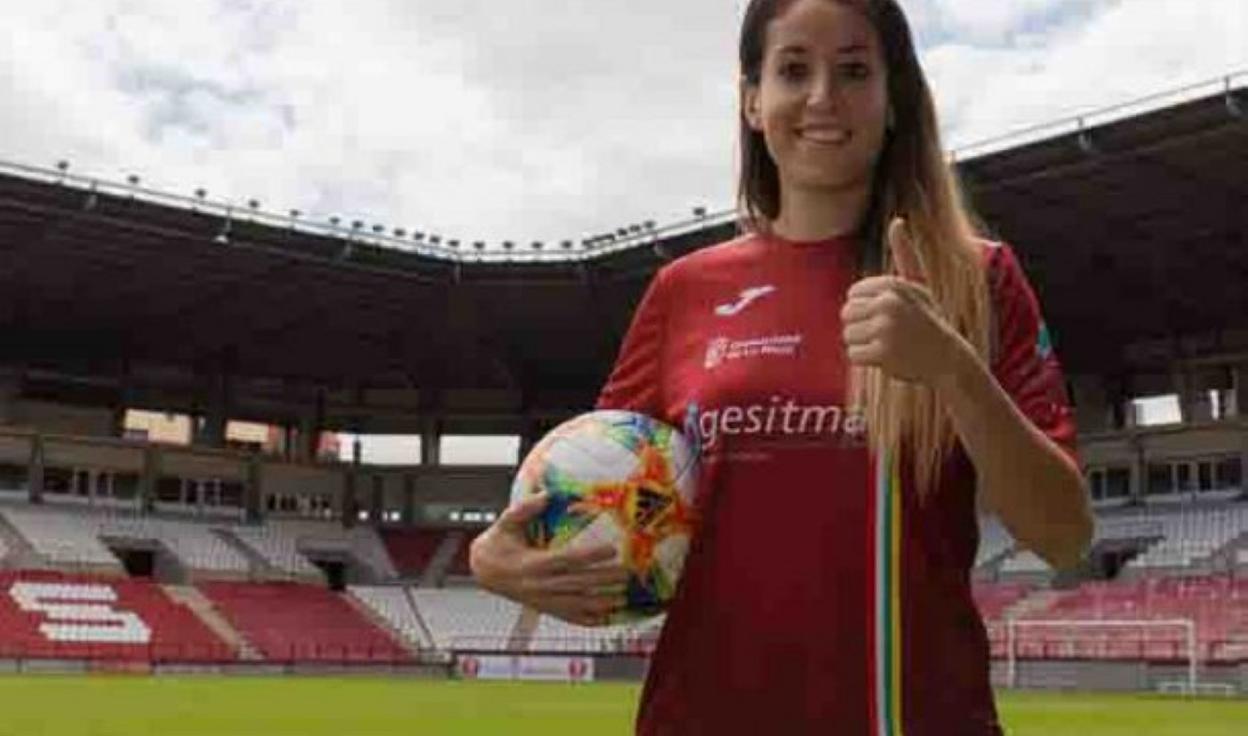 Olga García, ayer con la camiseta de su nuevo equipo en Las Gaunas. 