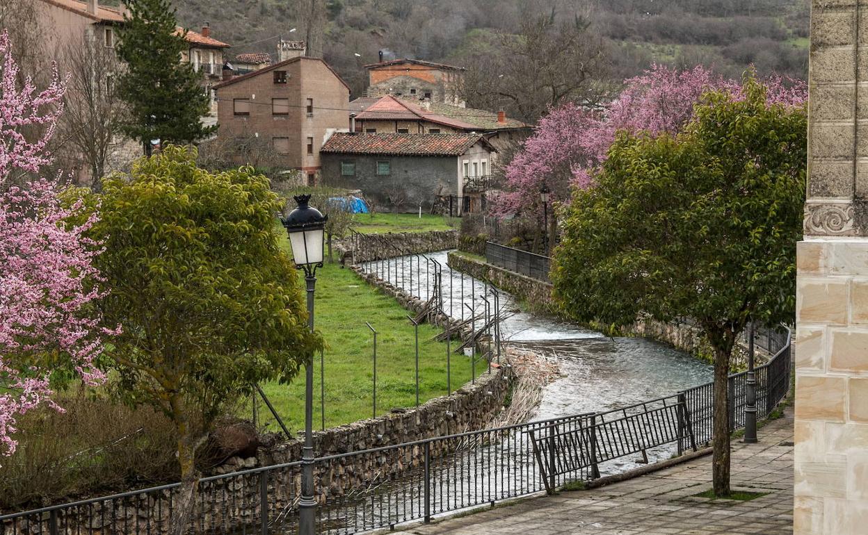 Una vista del municipio de Canales de la Sierra. 