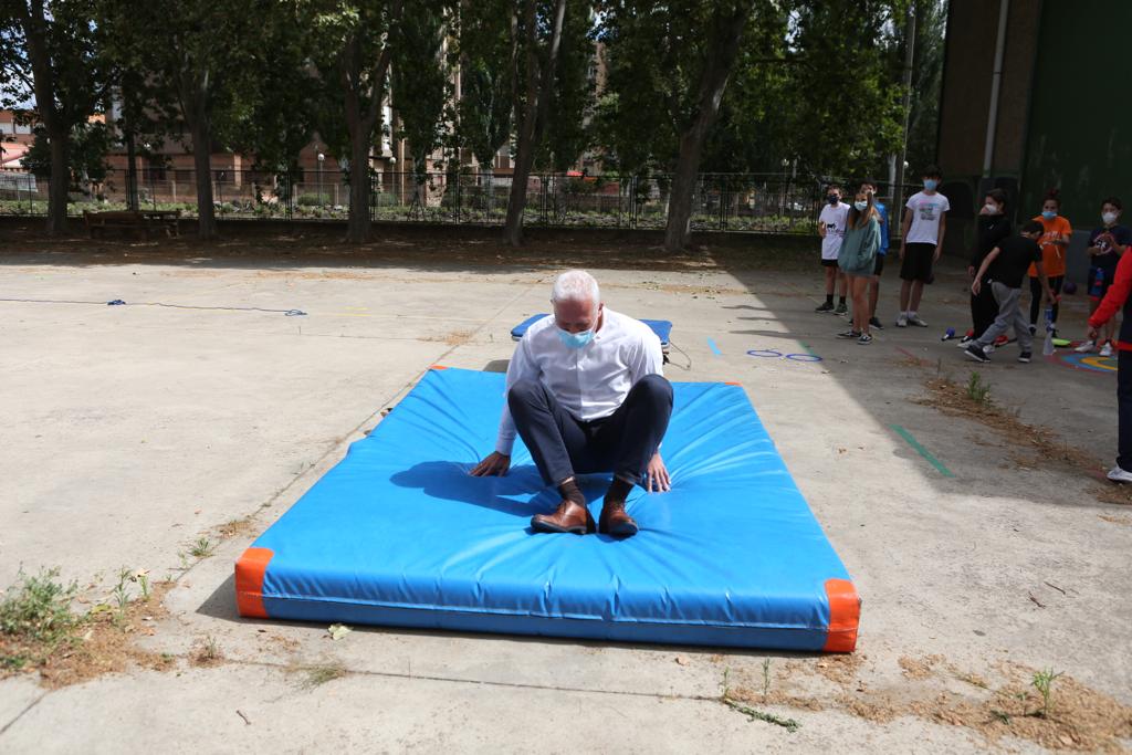 Hermoso de Mendoza ha visitado a los asistentes al primer turno del campamento urbano municipal que se desarrolla hasta el 10 de julio en el polideportivo IX Centenario, que cuenta con 45 plazas, ha precisado el Consistorio de la capital riojana.