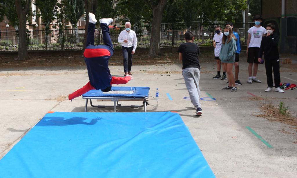 Hermoso de Mendoza ha visitado a los asistentes al primer turno del campamento urbano municipal que se desarrolla hasta el 10 de julio en el polideportivo IX Centenario, que cuenta con 45 plazas, ha precisado el Consistorio de la capital riojana.
