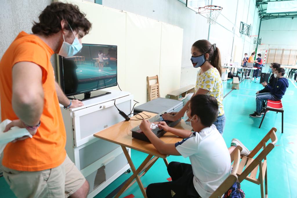 Hermoso de Mendoza ha visitado a los asistentes al primer turno del campamento urbano municipal que se desarrolla hasta el 10 de julio en el polideportivo IX Centenario, que cuenta con 45 plazas, ha precisado el Consistorio de la capital riojana.