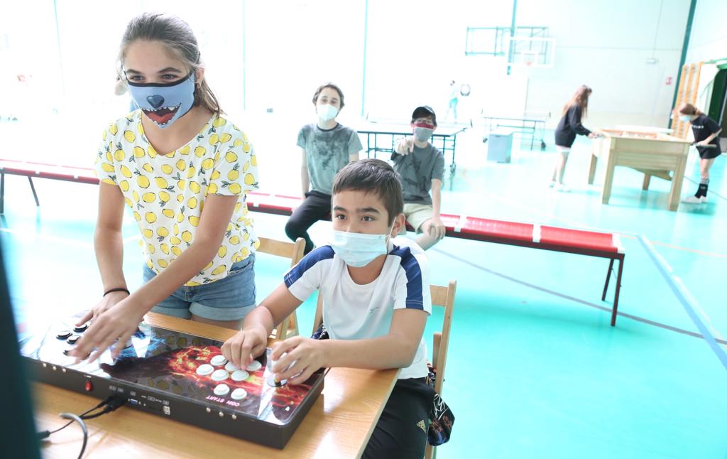 Hermoso de Mendoza ha visitado a los asistentes al primer turno del campamento urbano municipal que se desarrolla hasta el 10 de julio en el polideportivo IX Centenario, que cuenta con 45 plazas, ha precisado el Consistorio de la capital riojana.