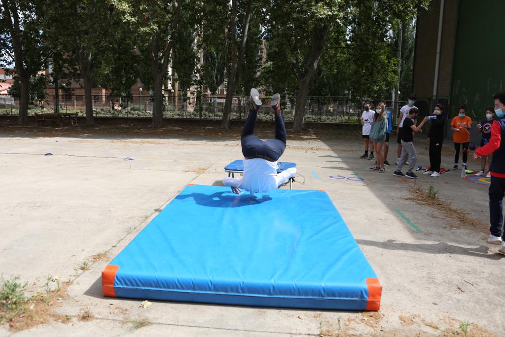 Hermoso de Mendoza ha visitado a los asistentes al primer turno del campamento urbano municipal que se desarrolla hasta el 10 de julio en el polideportivo IX Centenario, que cuenta con 45 plazas, ha precisado el Consistorio de la capital riojana.