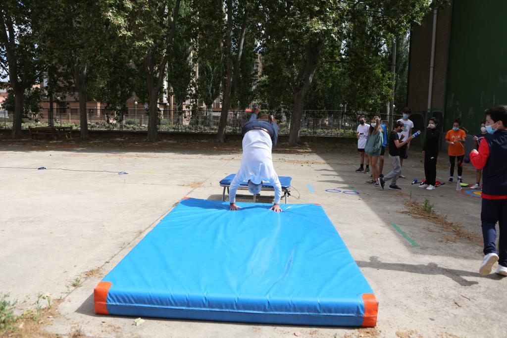 Hermoso de Mendoza ha visitado a los asistentes al primer turno del campamento urbano municipal que se desarrolla hasta el 10 de julio en el polideportivo IX Centenario, que cuenta con 45 plazas, ha precisado el Consistorio de la capital riojana.