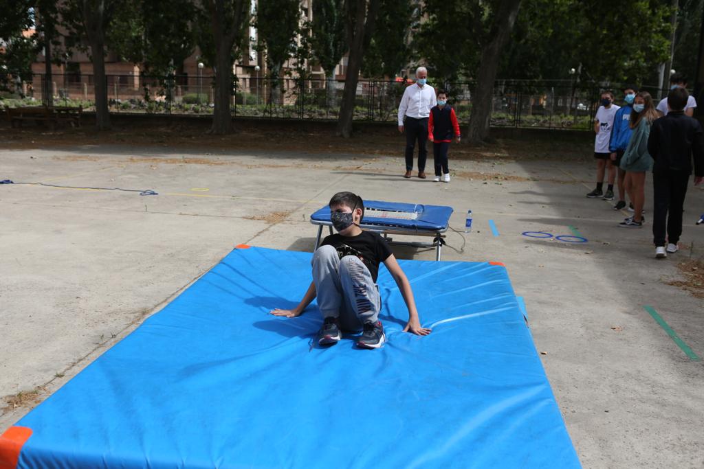 Hermoso de Mendoza ha visitado a los asistentes al primer turno del campamento urbano municipal que se desarrolla hasta el 10 de julio en el polideportivo IX Centenario, que cuenta con 45 plazas, ha precisado el Consistorio de la capital riojana.