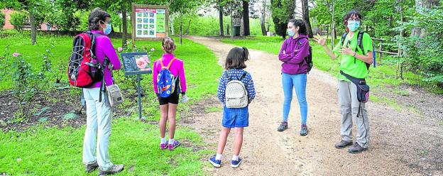 Visitantes y educadoras, junto a la rosa del Camino de Santiago, en La Grajera. 