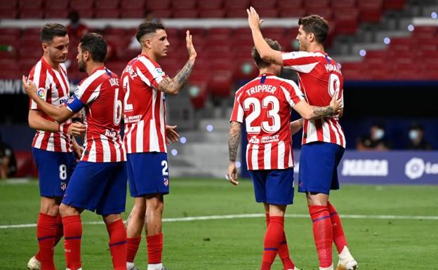 Álvaro Morata (d) celebra el primero de sus dos goles al Mallorca.