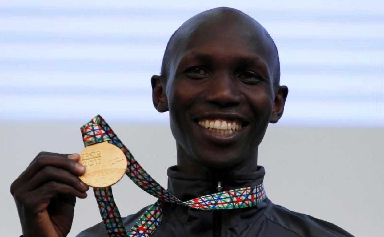 Wilson Kipsang, tras ganar el maratón de Tokio en 2017. 