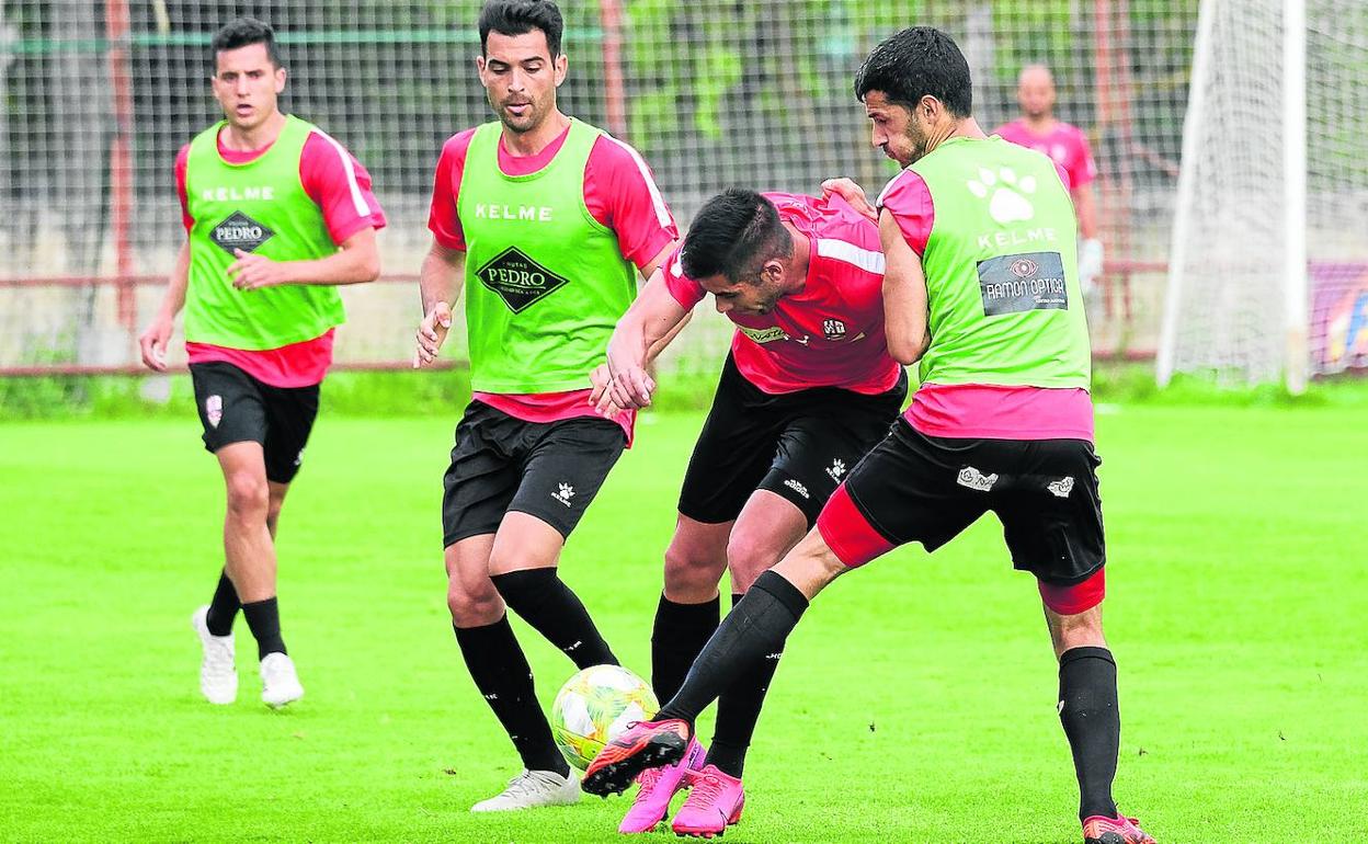 David Martínez, Roni, intenta hacerse con el balón entre Zabaco y Andy durante el entrenamiento de ayer. 