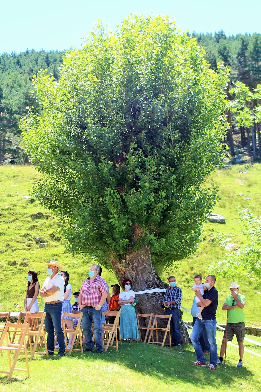 Cerca de 400 personas asisten a la celebración de la romería del primer domingo de julio en la Ermita de la Virgen de Lomos de Orios en Villoslada de Cameros