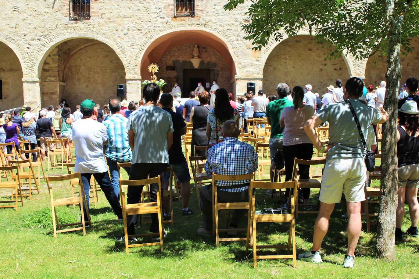 Cerca de 400 personas asisten a la celebración de la romería del primer domingo de julio en la Ermita de la Virgen de Lomos de Orios en Villoslada de Cameros