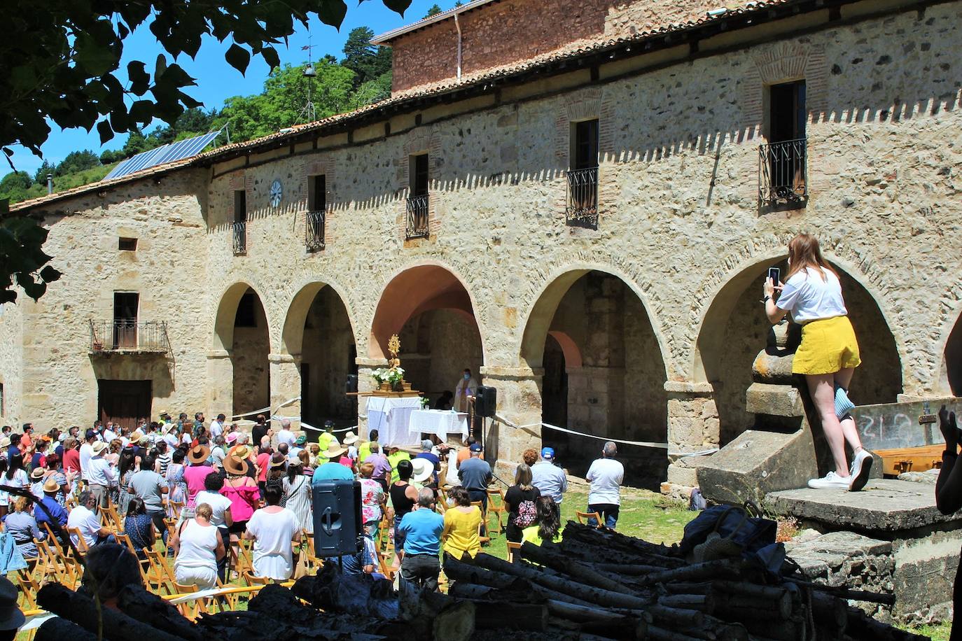 Cerca de 400 personas asisten a la celebración de la romería del primer domingo de julio en la Ermita de la Virgen de Lomos de Orios en Villoslada de Cameros